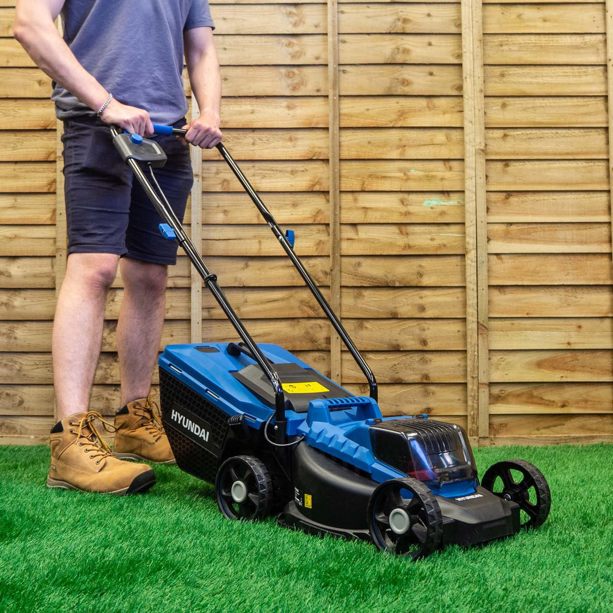 Hyundai 12.6" / 32cm 20V MAX Cordless Lawnmower 4Ah Li-Ion Battery | HY2193