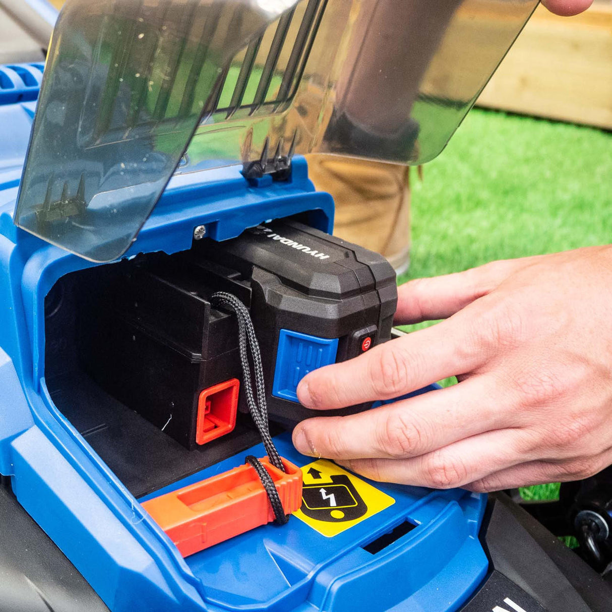 Hyundai 12.6" / 32cm 20V MAX Cordless Lawnmower 4Ah Li-Ion Battery | HY2193