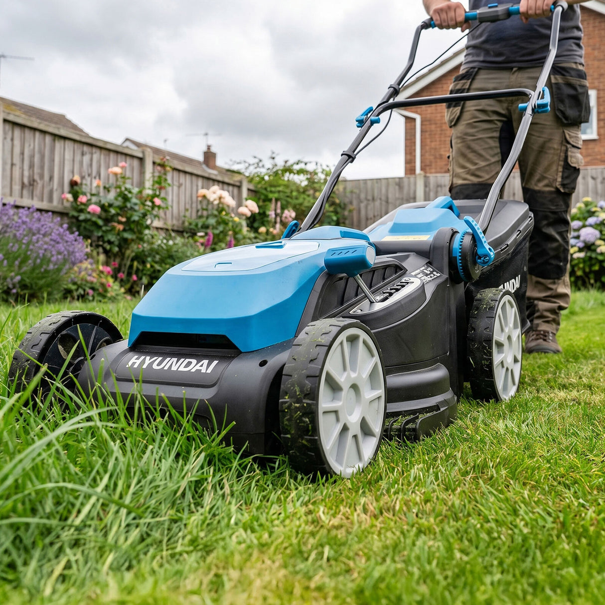 Hyundai 38cm / 15" 40V (2x20V) Brushless Cordless Lawnmower, 36L Bag | HY40CLM38