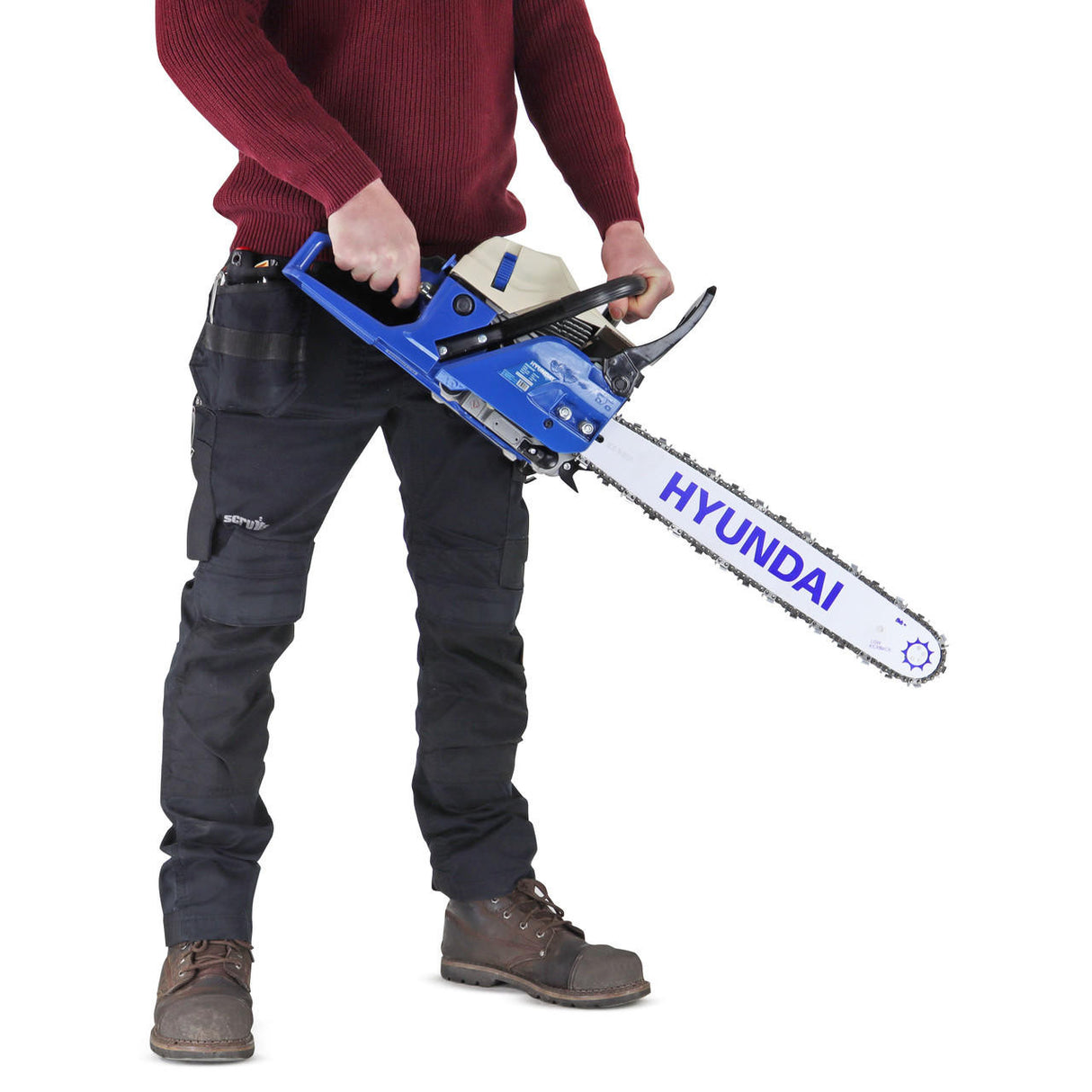 The HYC6200X is fitted with Hyundai’s own professionally engineered 20” bar and chain, capable of tackling anything from large trees and cutting firewood to smaller garden clearance jobs.