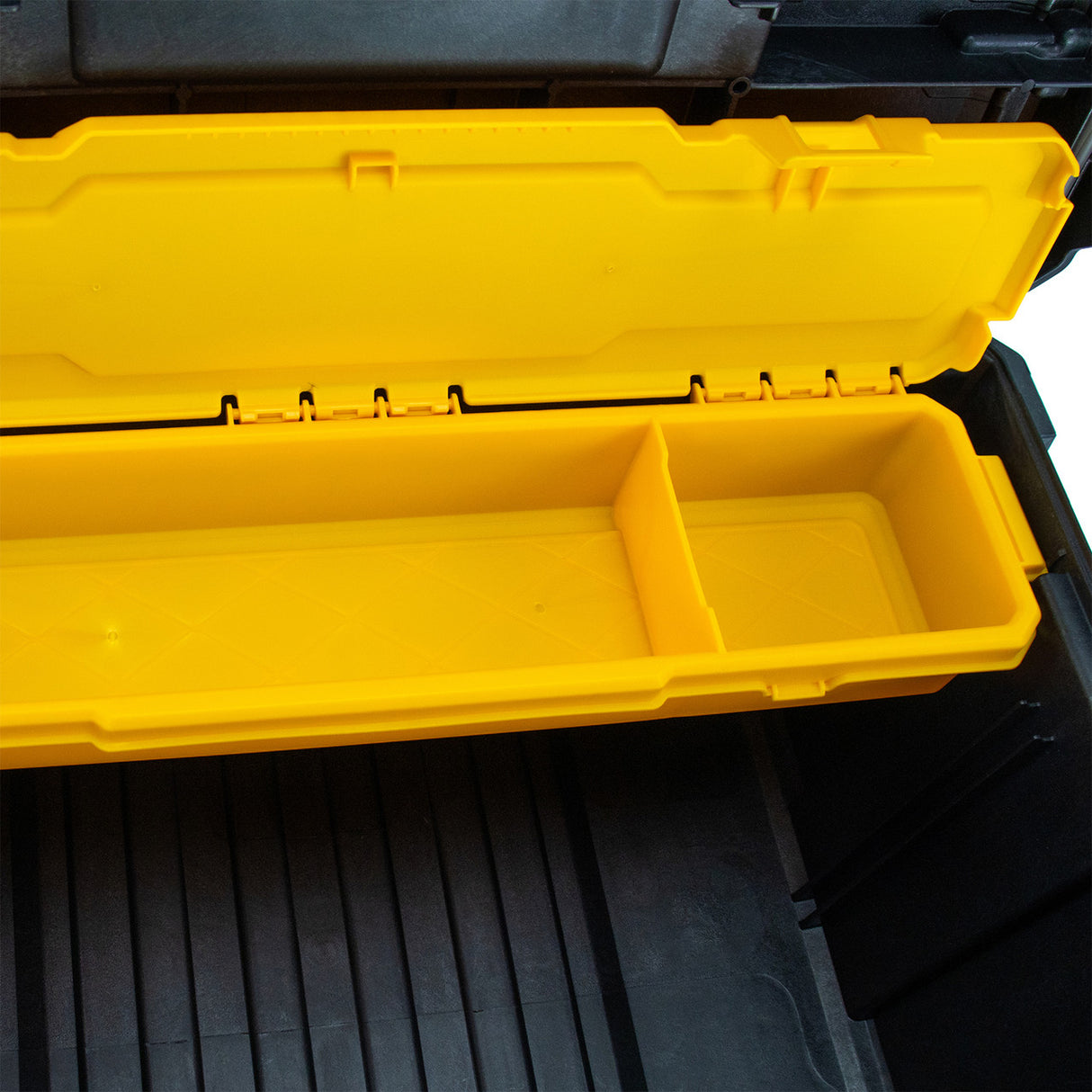 The case is divided into an internal organiser and 2 removable dividers, allowing tools, screws, and components to be stored securely