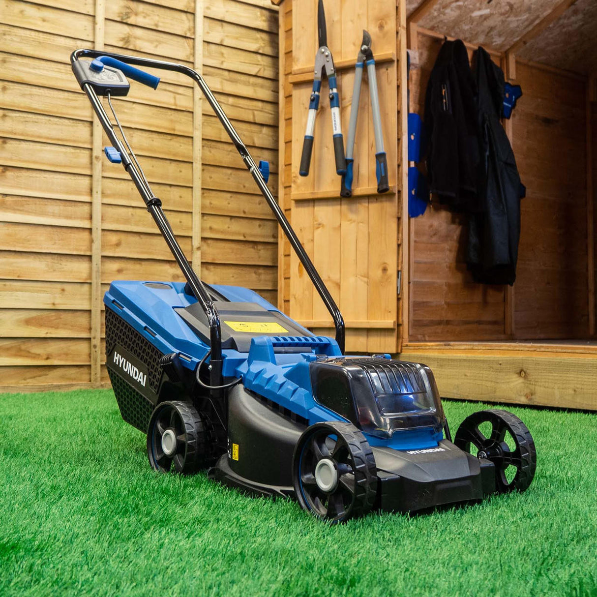 Hyundai 12.6" / 32cm 20V MAX Cordless Lawnmower 4Ah Li-Ion Battery | HY2193