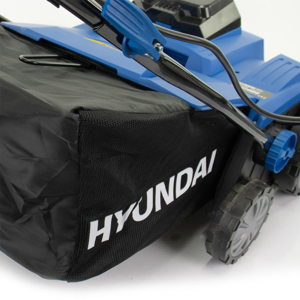 Hyundai 15'' 38 cm 2x 20V (40V) Artificial Grass Brush, 4Ah Li-ion Batteries, Brushless Motor | HY2197