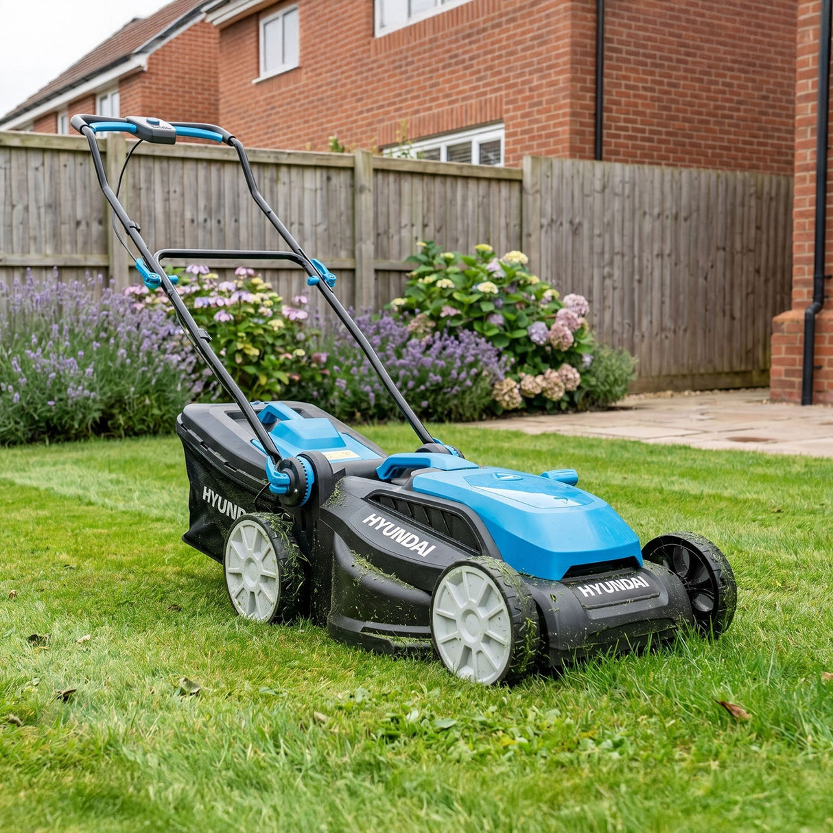Hyundai 38cm / 15" 40V (2x20V) Brushless Cordless Lawnmower,  36L Bag | HY40CLM38